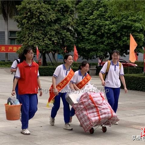 高考后挑行李回家的女生：坚韧与自尊的力量💪